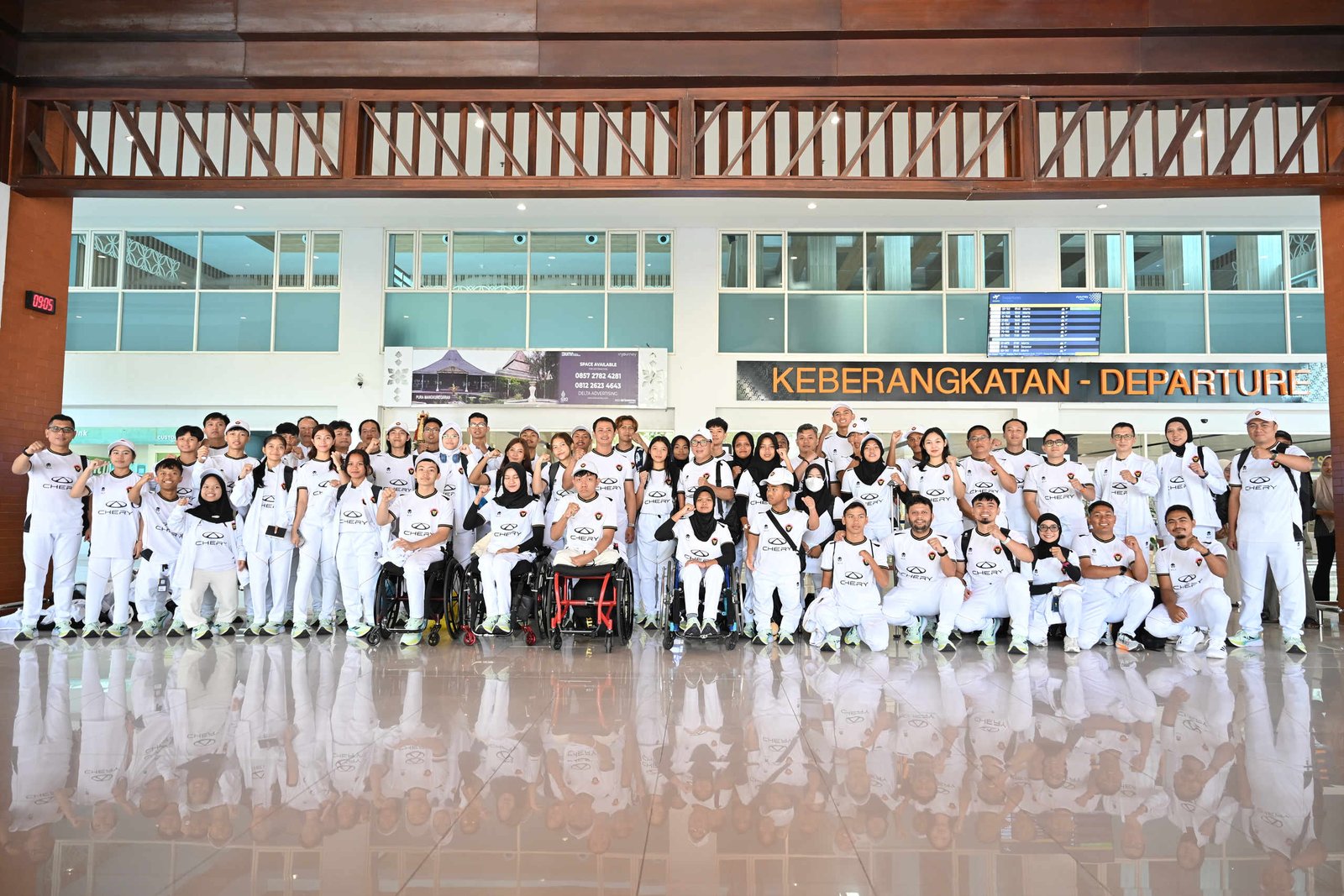 Keberangkatan kontingen Indonesia yang akan berlaga di Asian Youth Para Games 2025, yang berlangsung 7-14 Desember 2025 di Dubai, Uni Emirat Arab. (NPC INDONESIA/Agung Wahyudi)