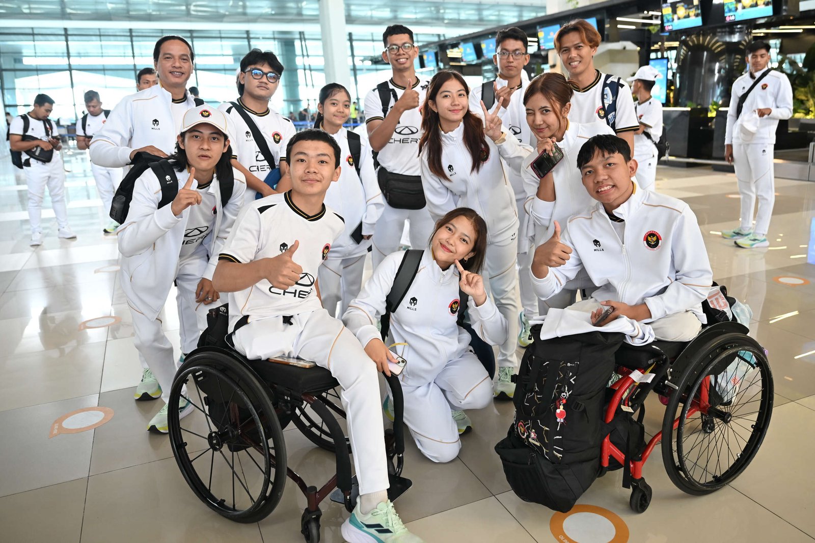 Keberangkatan kontingen Indonesia yang akan berlaga di Asian Youth Para Games 2025, yang berlangsung 7-14 Desember 2025 di Dubai, Uni Emirat Arab. (NPC INDONESIA/Agung Wahyudi)