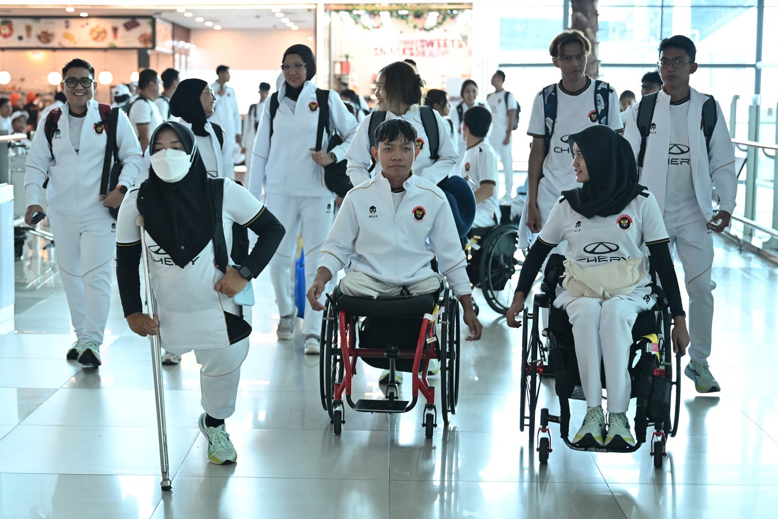 Keberangkatan kontingen Indonesia yang akan berlaga di Asian Youth Para Games 2025, yang berlangsung 7-14 Desember 2025 di Dubai, Uni Emirat Arab. (NPC INDONESIA/Agung Wahyudi)