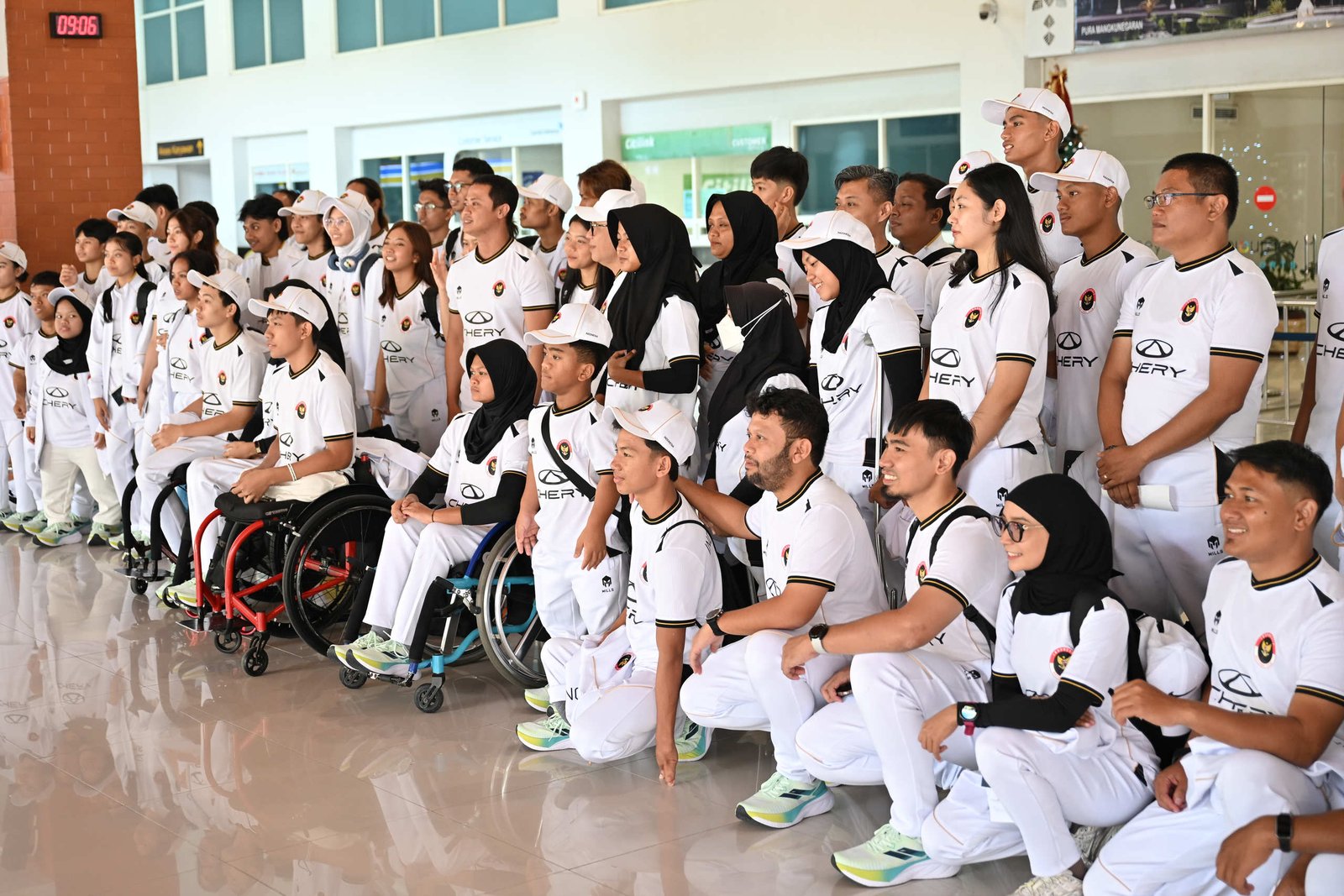 Keberangkatan kontingen Indonesia yang akan berlaga di Asian Youth Para Games 2025, yang berlangsung 7-14 Desember 2025 di Dubai, Uni Emirat Arab. (NPC INDONESIA/Agung Wahyudi)