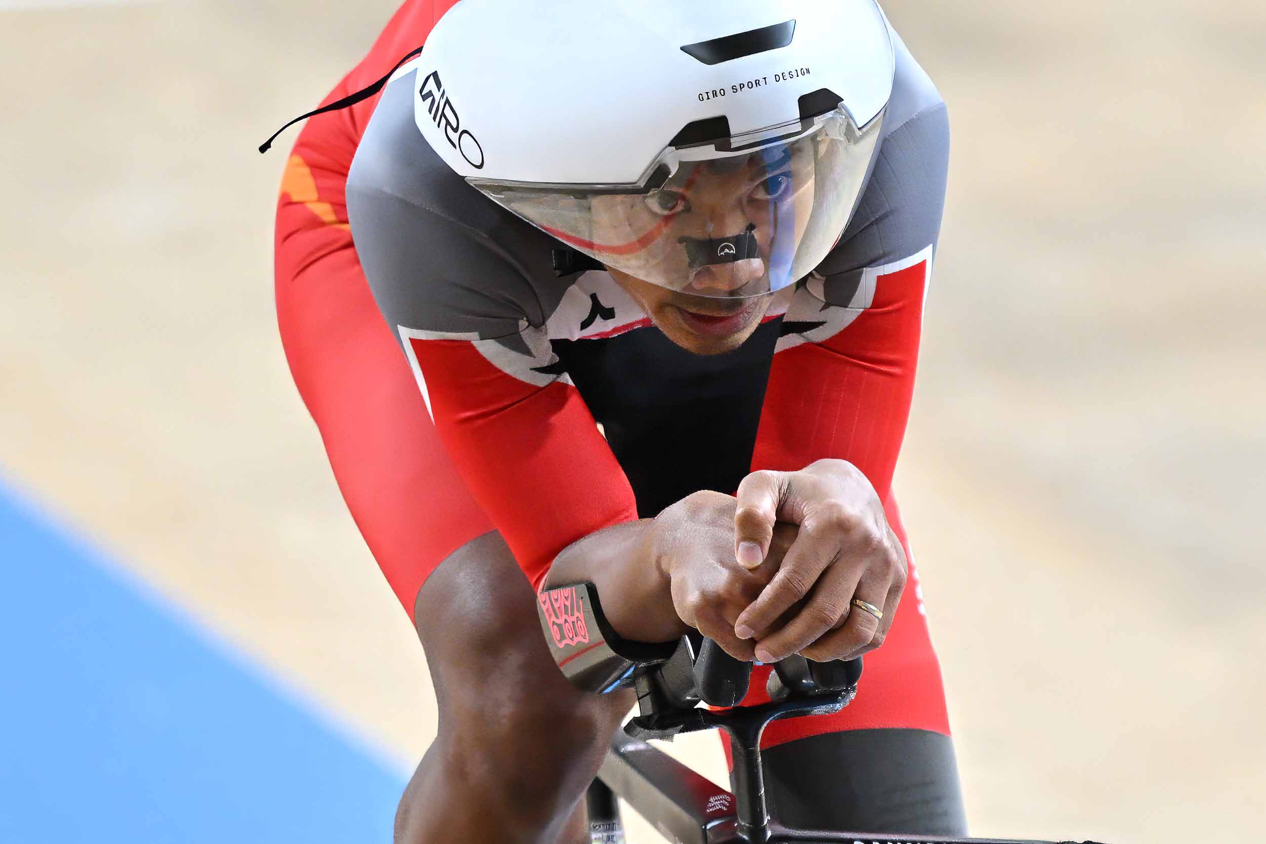 Pebalap sepeda Indonesia Muhammad Fadil Imammuddin memacu kecepatan pada pertandingan final nomor Men's C4 4000m Individual Pursuit Asian Para Games 2026 di Izu Velodrome, Shizuoka, Jepang, Selasa (20/10/2026). Fadli berhasil mempersembahkan medali emas setelah di partai final mengalahkan wakil Iran Behrooz Farzad. NPC INDONESIA/Agung Wahyudi