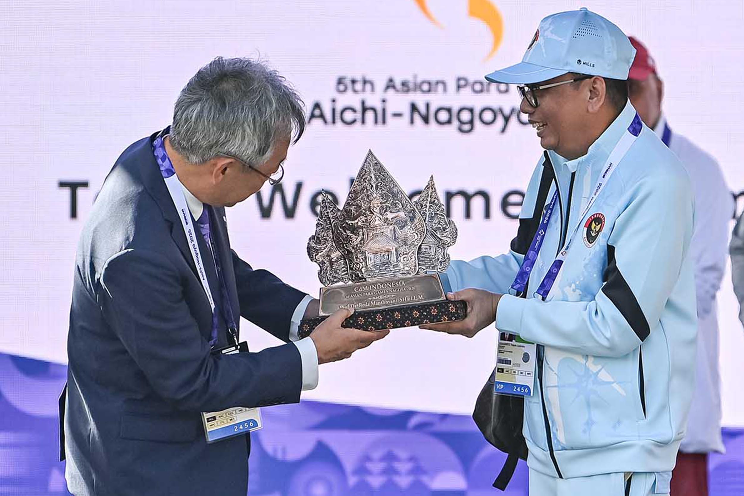 Perwakilan Kontingen Indonesia memberikan cinderamata kepada tuan rumah Jepang pada acara Upacara Penyambutan Kontingen Asian Para Games 2026 di Port Garden Pier, Nagoya, Jepang, Sabtu (17/10/2026). Acara tersebut untuk menyambut kedatangan para atlet dan kontingen dengan keramahtamahan khas Prefektur Aichi dan Kota Nagoya serta merayakan persahabatan antarnegara.NPC INDONESIA/Mohammad Ayudha