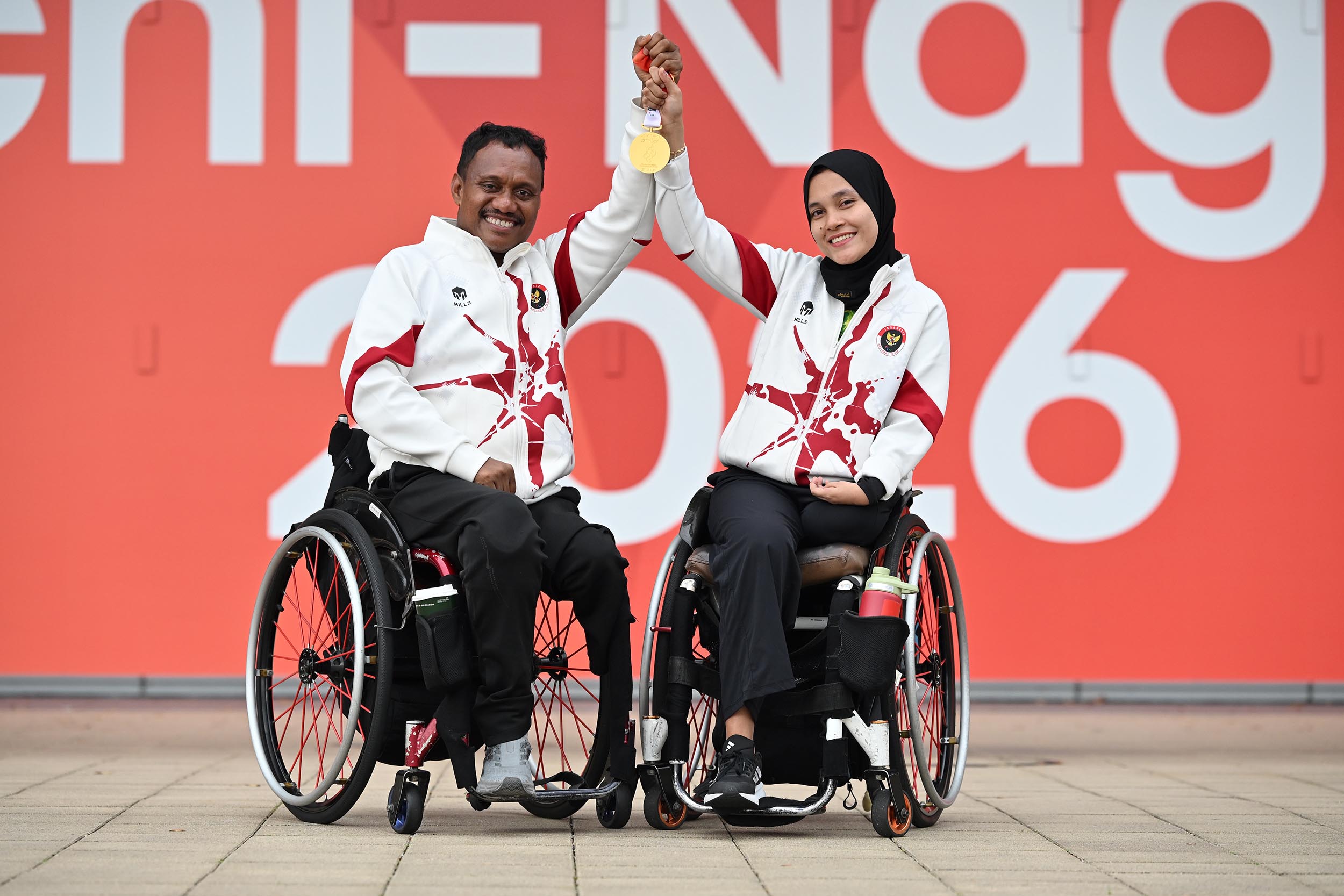 Atlet para tenis meja Indonesia Barce Eynstend Layaba (kiri) bersama Leli Marlina (kanan) menunjukkan medali emas yang diraih dari cabang olahraga para tenis meja nomor ganda campuran kelas 10 Asian Para Games 2026 di Sky Hall Toyota, Aichi, Jepang, Jumat (23/10/2026). Barce/Leli berhasil mengalahkan pasangan Korea Moon Sunghye/Kim Younggun dengan skor 3-1 (6-11,11-7,11-8, 11-3) NPC INDONESIA/Agung Wahyudi