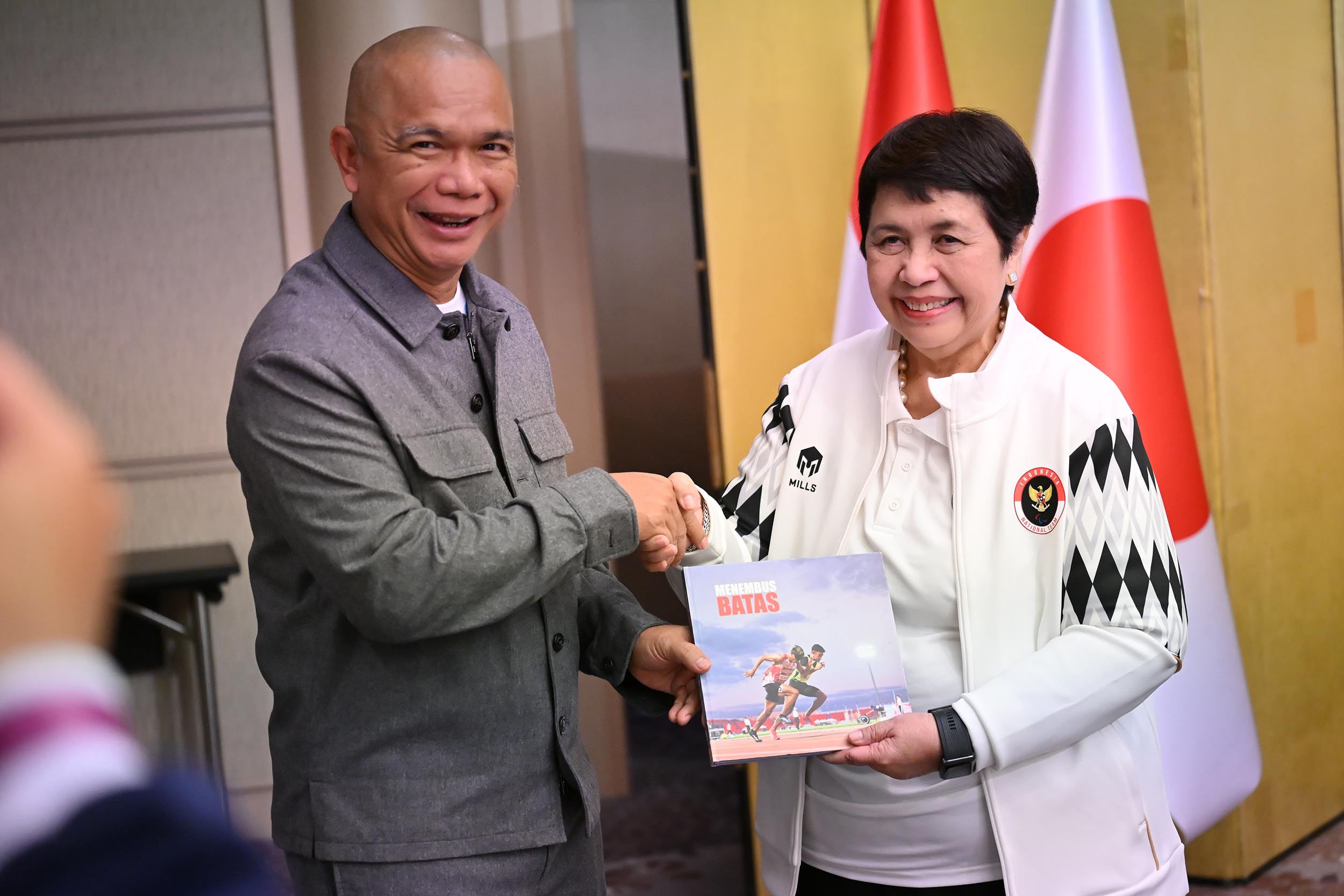 Chef de Mission Indonesia Reda Manthovani (kiri) menyerahkan cinderamata kepada Duta Besar Republik Indonesia untuk Jepang Nurmala Kartini Pandjaitan Sjahrir (kanan) dalam acara silaturahmi penyambutan atlet Indonesia untuk Asian Para Games 2026 di Hotel Hilton Nagoya, Sabtu (17/10/2026). Sebanyak 103 atlet Indonesia akan bertanding di pesta olahraga disabilitas Asia yang berlangsung 18-24 Oktober 2026. NPC INDONESIA/Agung Wahyudi
