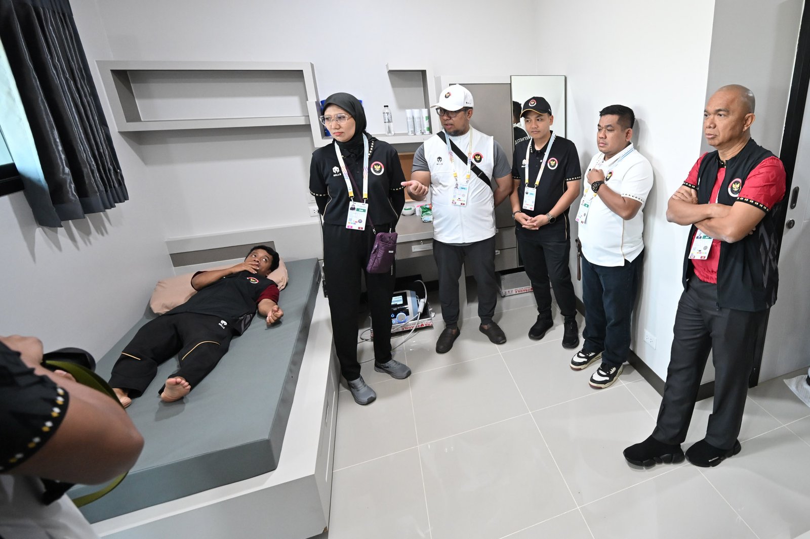 Chef de Mission Reda Manthovani (kanan) meninjau fasilitas medis kontingen Indonesia di wisma atlet Suranaree University of Technology, Nakhon Ratchasima, Thailand, Selasa (20/01/2026).