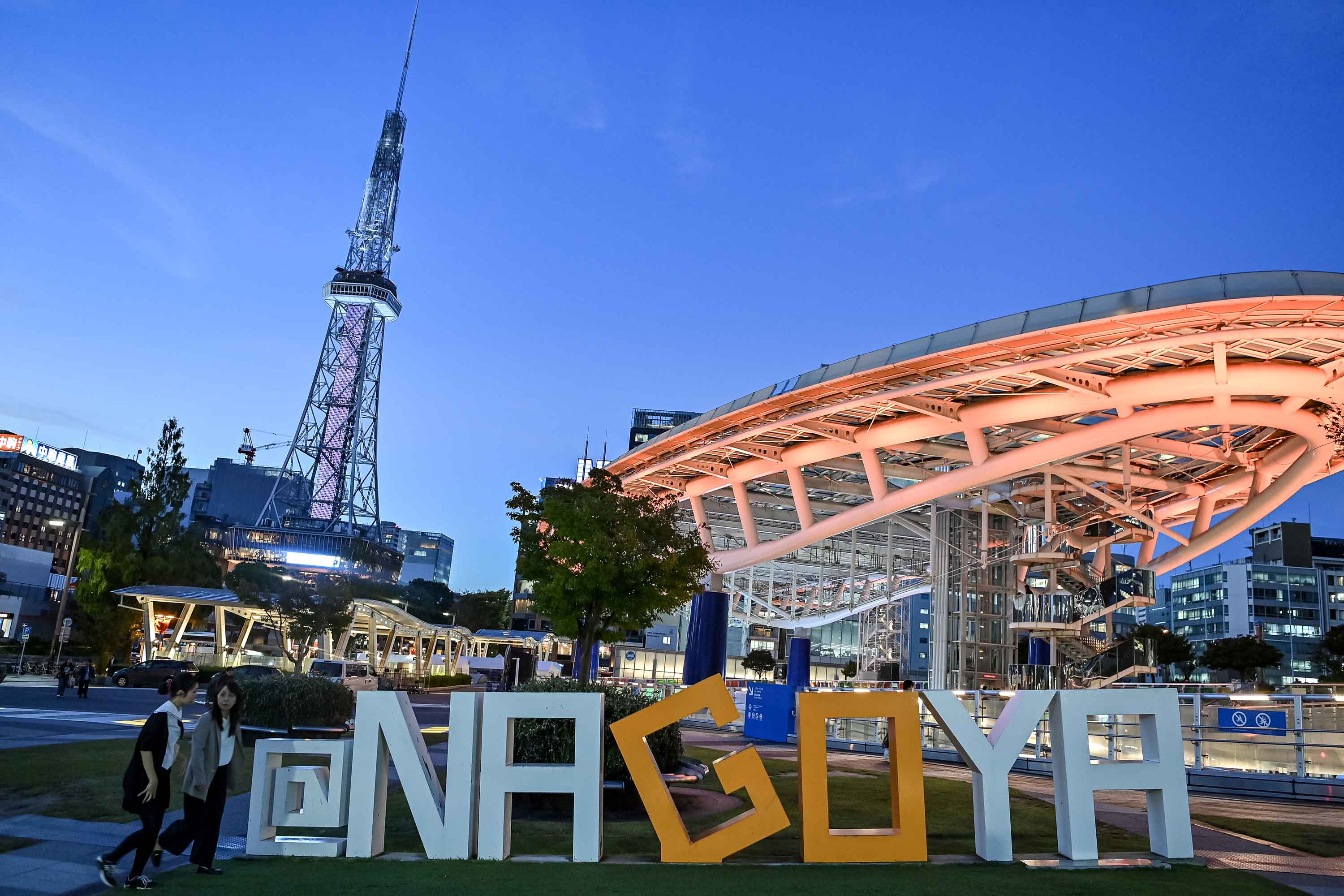 Warga melintas di kawasan Taman Oasis 21 Distrik Sakae, Nagoya, Jepang, Kamis (15/10/2026). Kota Nagoya yang merupakan kota terbesar keempat di Jepang sekaligus ibu Kota Prefektur Aichi tersebut menjadi tuan rumah Asian Para Games 2026 ke-5 yang akan berlangsung 18-24 Oktober 2026. NPC INDONESIA/Mohammad Ayudha
