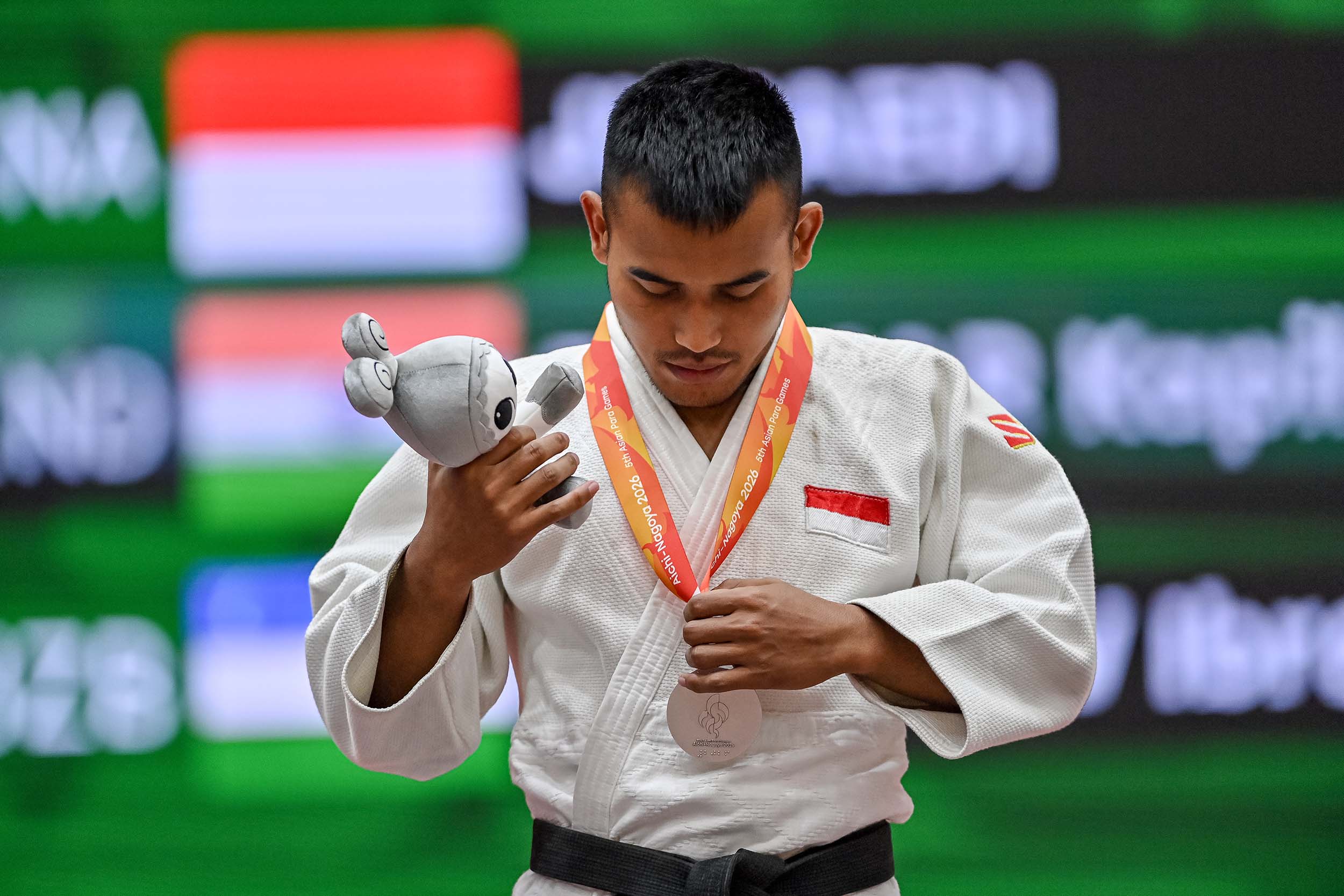 Atlet judo Indonesia Junaedi mengikuti upacara pengalungan medali pertandingan final putra J1-70 kg cabang Olahraga Judo Asian Para Games 2026 di Hall Prefectural Martial Arts, Aichi, Jepang, Senin (19/10/2026). Junaedi berhak atas medali perak setelah pada final kalah atas pejudo China Shiwen Zhu dengan ippon 45 detik. NPC INDONESIA/Mohammad Ayudha