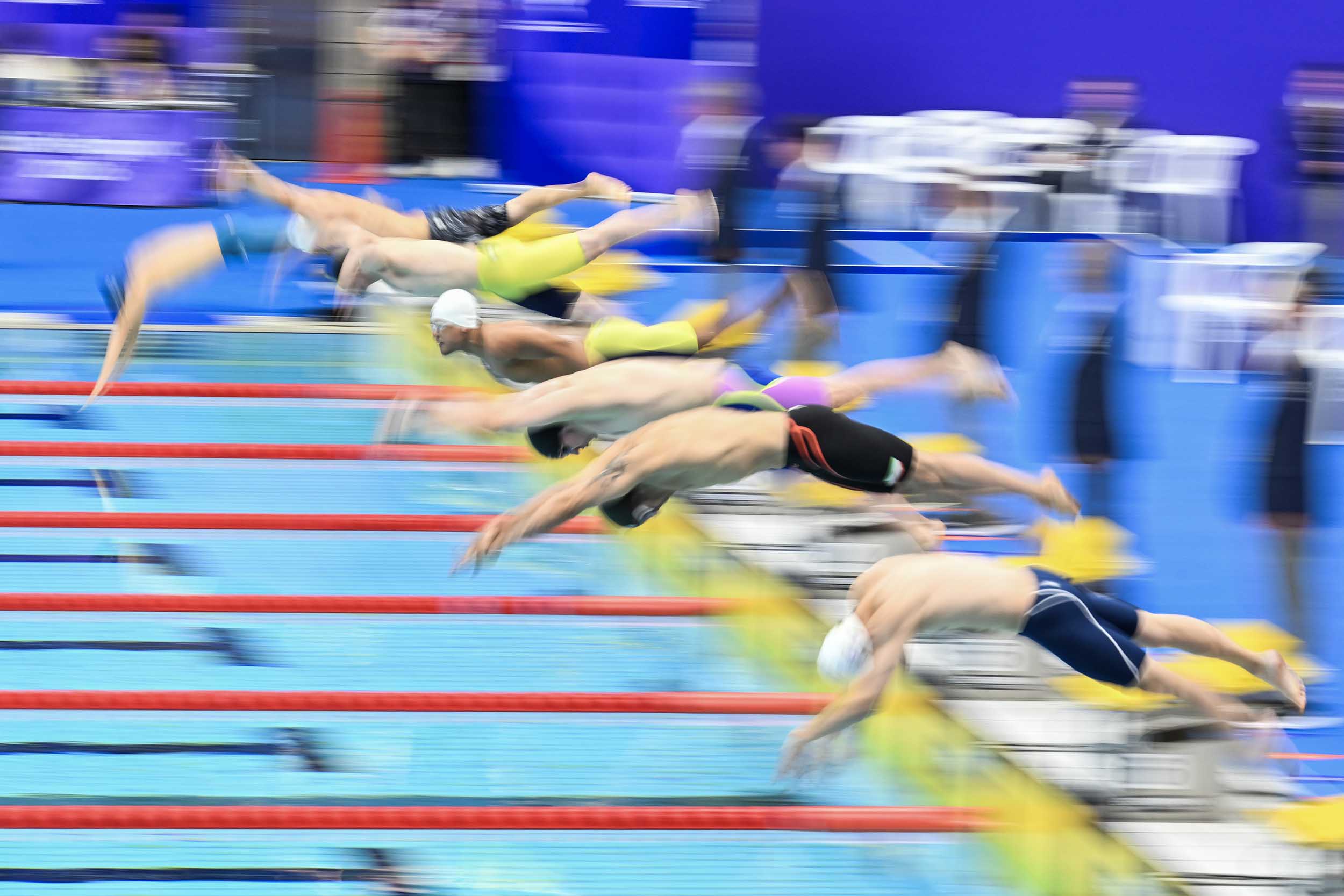Atlet para renang Indonesia Maulana Rifky Yavianda (empat kiri) melakukan start dalam pertandingan nomor 100 meter gaya bebas S12 putra Asian Para Games 2026 di Nagoya City General Gymnasium, Nagoya, Jepang, Senin (19/10/2026). Rifky berhasil mempersembahkan emas pertama untuk Indonesia setelah finis terdepan dengan catatan waktu 55,34 detik. NPC INDONESIA/Agung Wahyudi