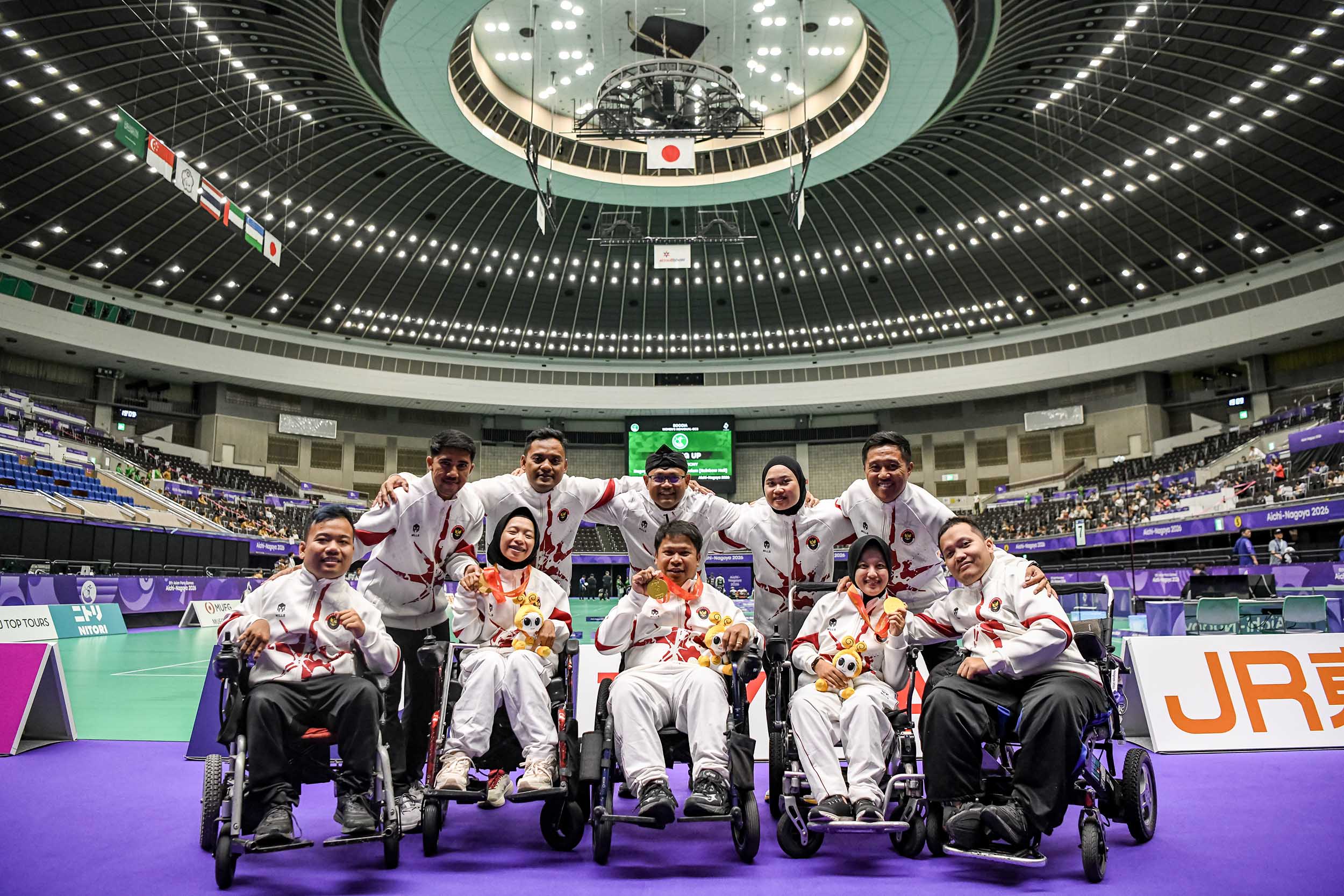 Atlet dan Official tim Boccia Indonesia berfoto bersama usai penyerahan medali Asian Para Games 2026 di Rainbow Hall General Stadium Nagoya, Aichi, Jepang, Rabu (21/10/2026). Boccia Indonesia menyumbangkan tiga medali emas lewat Felix Ardi Yudha, Handayani dan Gischa Zayana. NPC INDONESIA/Mohammad Ayudha