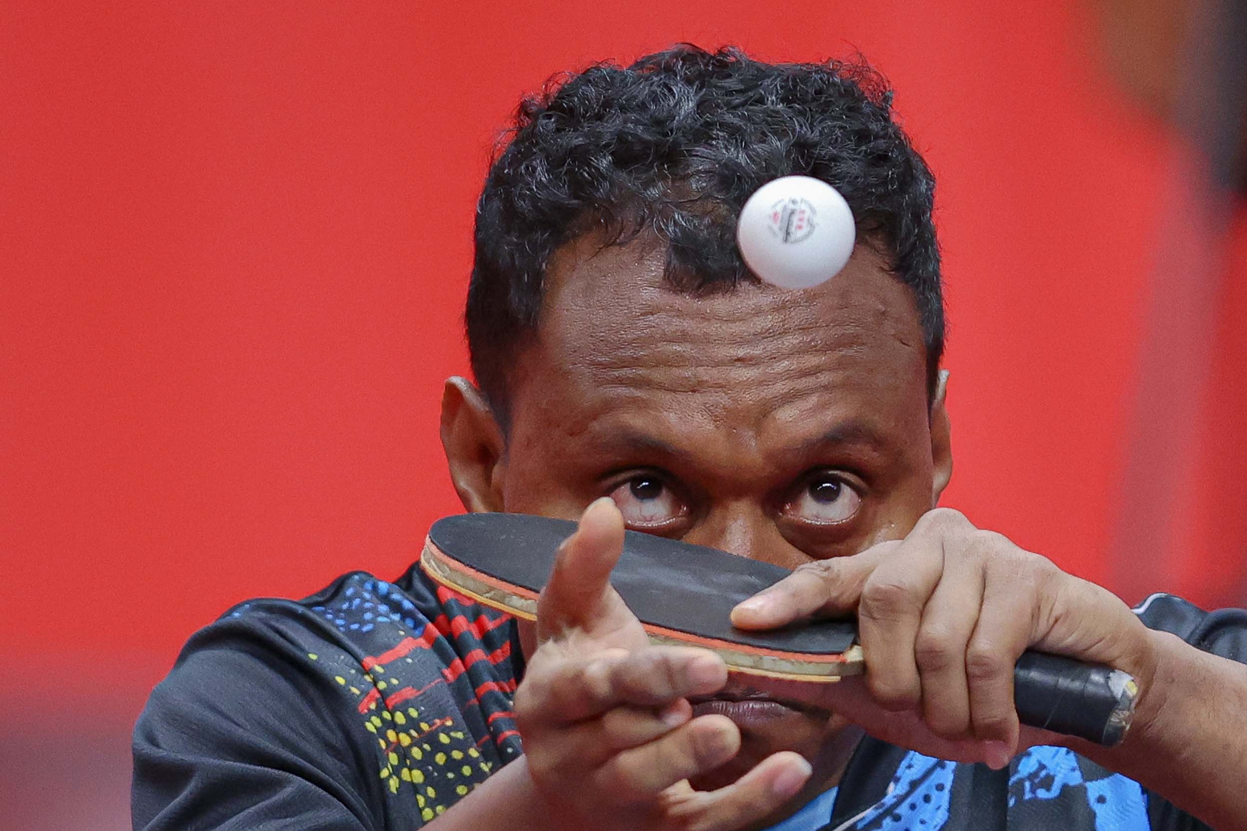 Atlet para tenis meja Indonesia Barce Layaba berusaha mengembalikan bola ke arah atlet China Zhengyang Peng pada pertandingan semifinal tunggal putra kelas 4-5 Asian Para Games 2026 di Sky Hall Toyota, Jepang, Selasa (20/10/2026). Barce Layaba kalah dengan skor 1-3 (9-11), (4-11), (13-11), (9-11).  NPC INDONESIA/Dwi Prasetya.