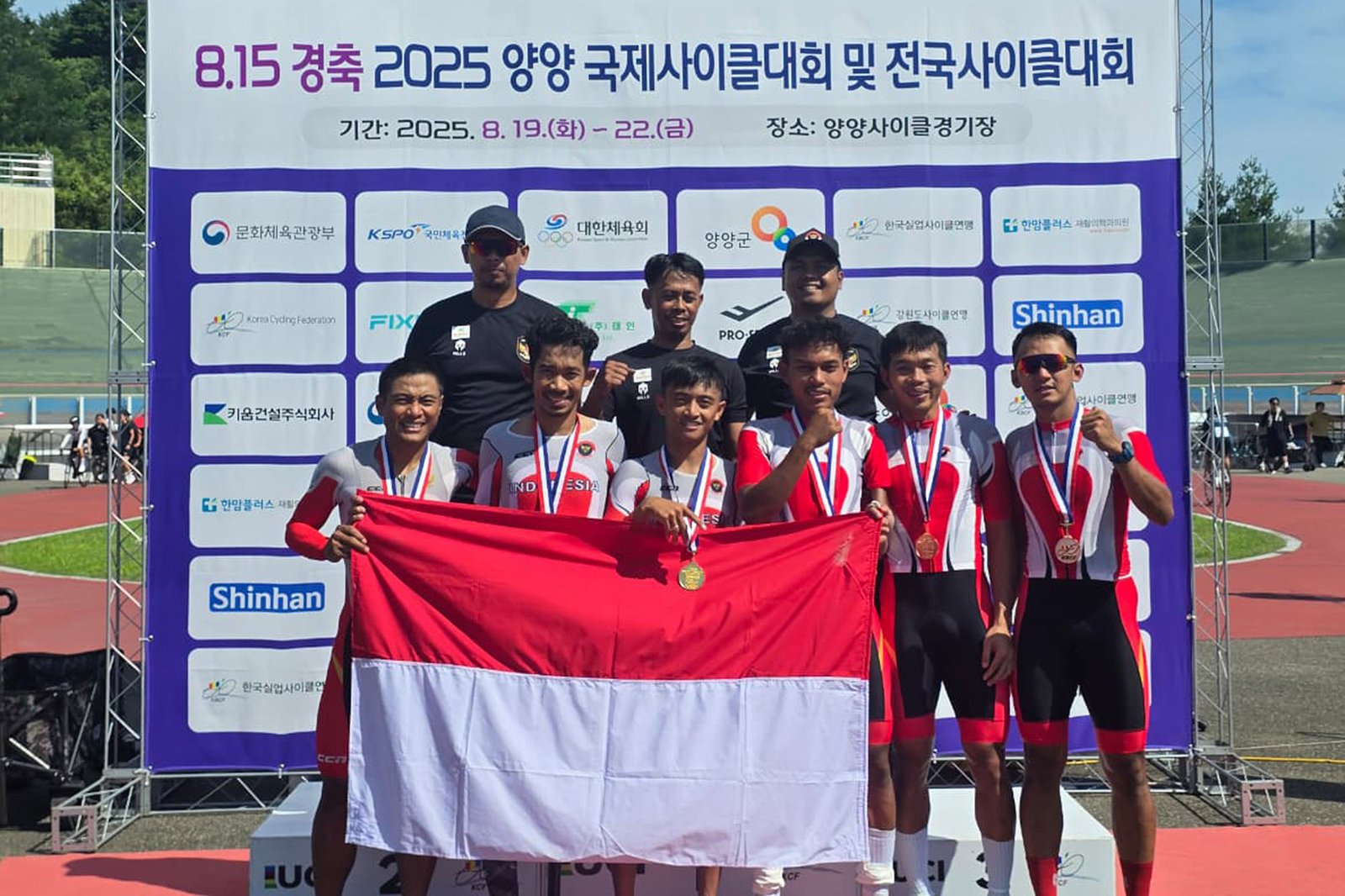 Tim para balap sepeda Indonesia berfoto bersama medali yang diraih dalam kejuaraan balap sepeda bertajuk Korea Para-cycling Track Cup di Yangyang, Korea Selatan, 19-20 Agustus 2025. Indonesia sukses meraih 5 emas, 2 perak dan 2 perunggu dari kejuaraan ini.