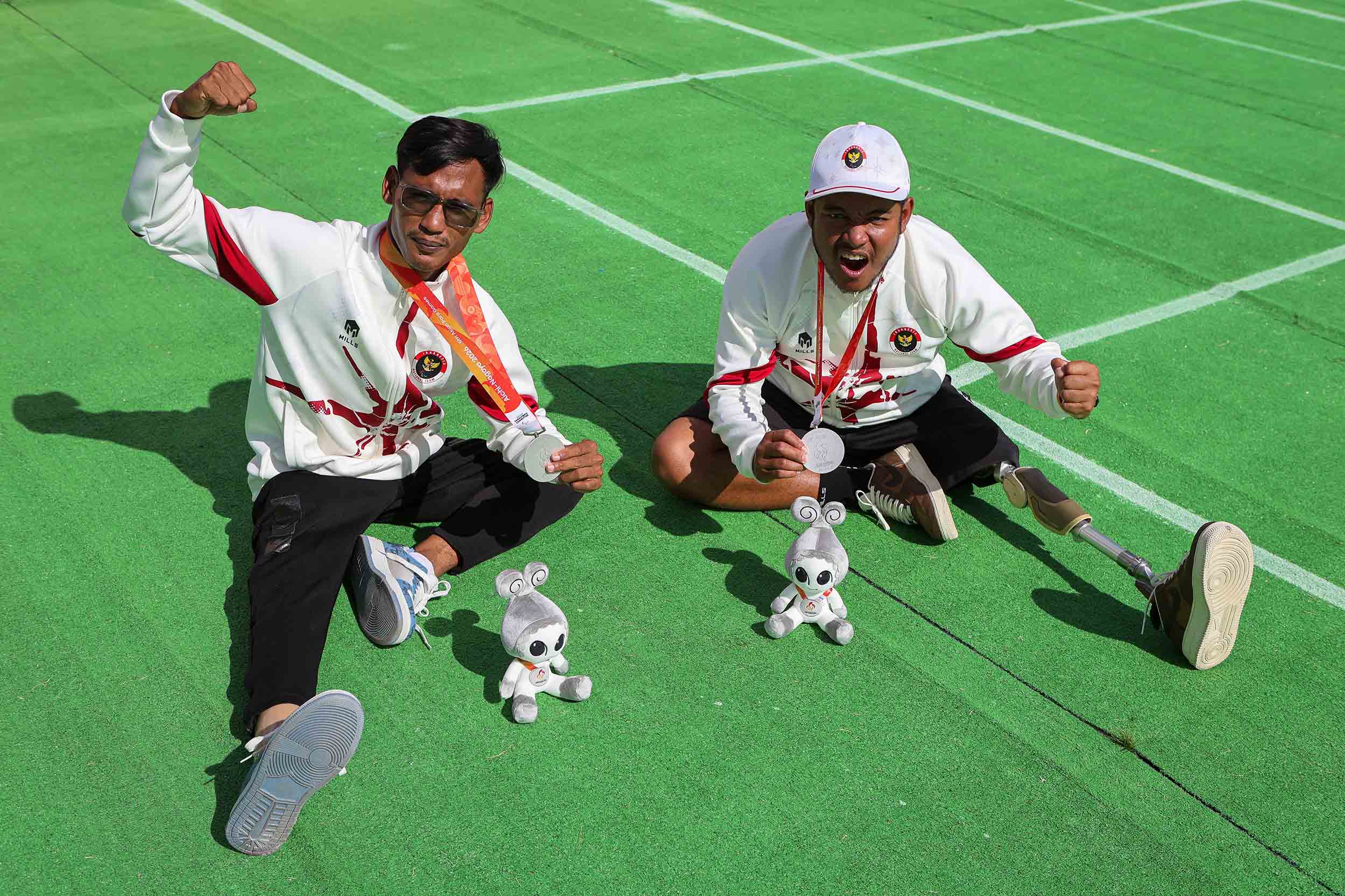Pasangan atlet para panahan Indonesia Ken Swagumilang (kanan) dan Arif Firmansyah (kiri) berfoto seusai upacara penyerahan medali seusai berlaga melawan atlet Thailand Teerasak Phiarthanee dan Comsan Singpirom pada nomor final para compound ganda putra Asian Para Games 2026 di Okazaki Chuo Sogo Park, Jepang, Rabu (21/10/2026). Pasangan indonesia kalah dengan skor 150- 147 dan meraih medali perak. NPC INDONESIA/Dwi Prasetya.