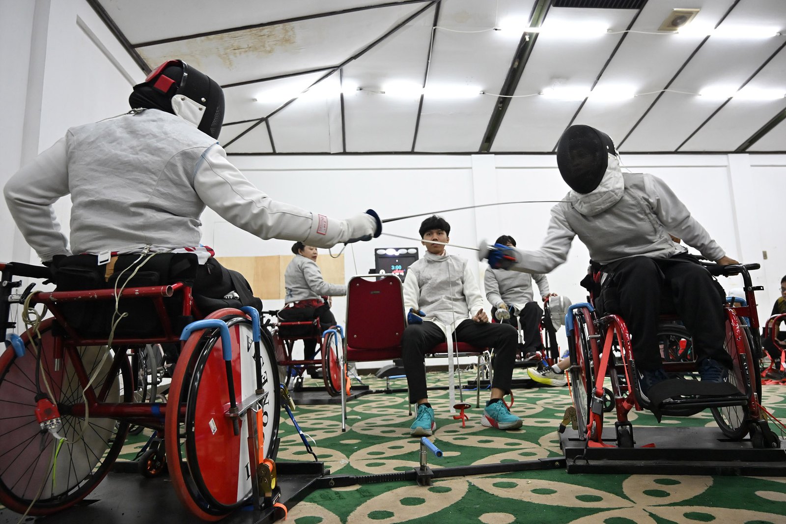 Atlet anggar kursi roda Indonesia berlatih dalam pemusatan latihan nasional (pelatnas) NPC Indonesia di Hall Kusuma Sahid Prince Hotel, Solo, Jawa Tengah, Selasa (10/9/2025).