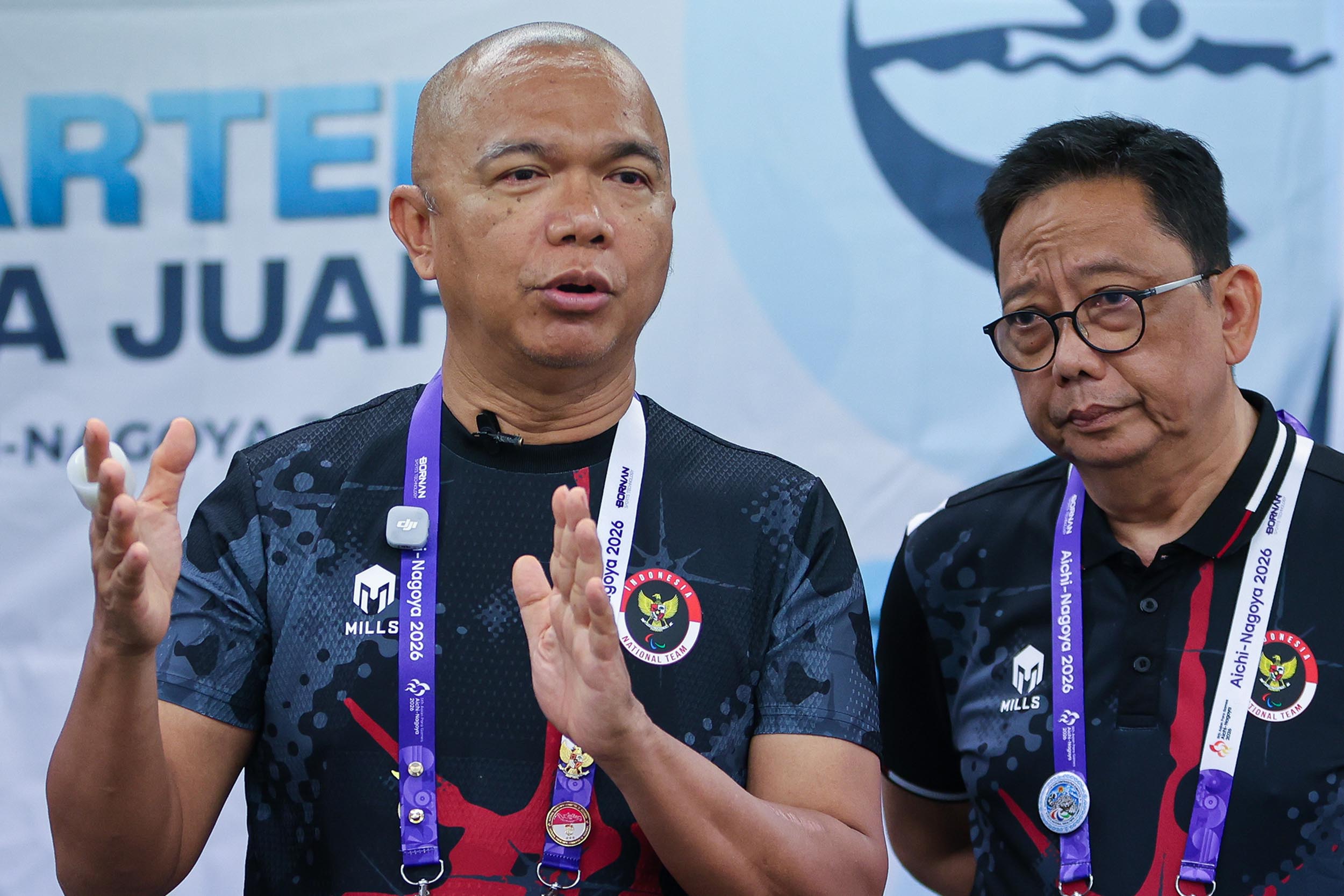 Chef de Mission (CdM) kontingen Indonesia Reda Manthovani (tengah) didampingi anggota Adithya Winata (kiri) dan Teguh Subroto Soegiarto menyampaikan paparan perkembangan Asian Para Games 2026 di Headquarter NPC Indonesia di Nagoya, Jepang, Rabu (21/10/2026). Perolehan medali atlet Indonesia sampai dengan Rabu (21/10/2026) telah melampaui dari target yang ditetapkan. NPC INDONESIA/Dwi Prasetya.