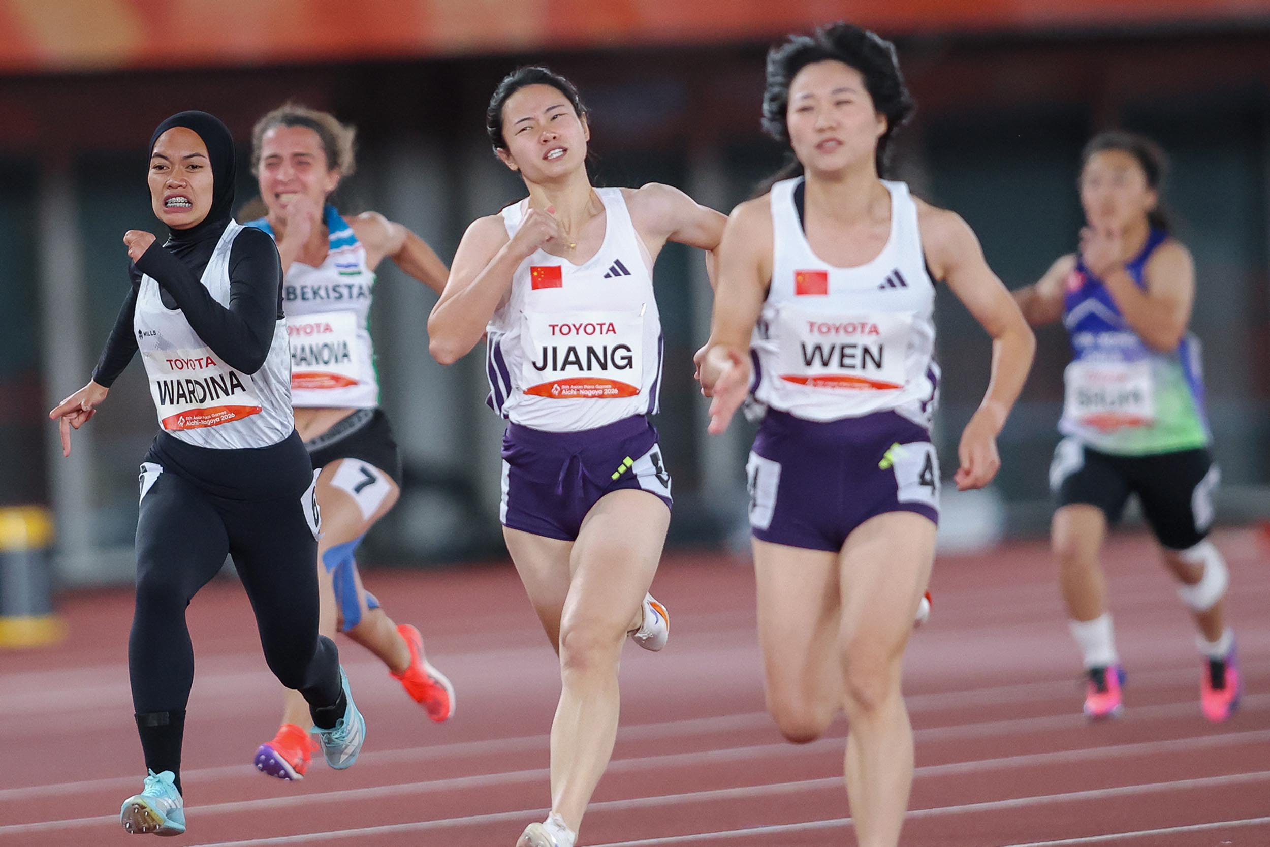 Pelari Indonesia Nanda Sholihah berfoto saat upacara penyerahan medali para atletik nomor 100 meter T47 putri Asian Para Games 2026 di Nagoya City Mizuho Park Athletic Stadium, Nagoya, Jepang, Kamis (22/10/2026). Nanda meraih medali perunggu dengan catatan waktu 12.53 detik. NPC INDONESIA/Dwi Prasetya.