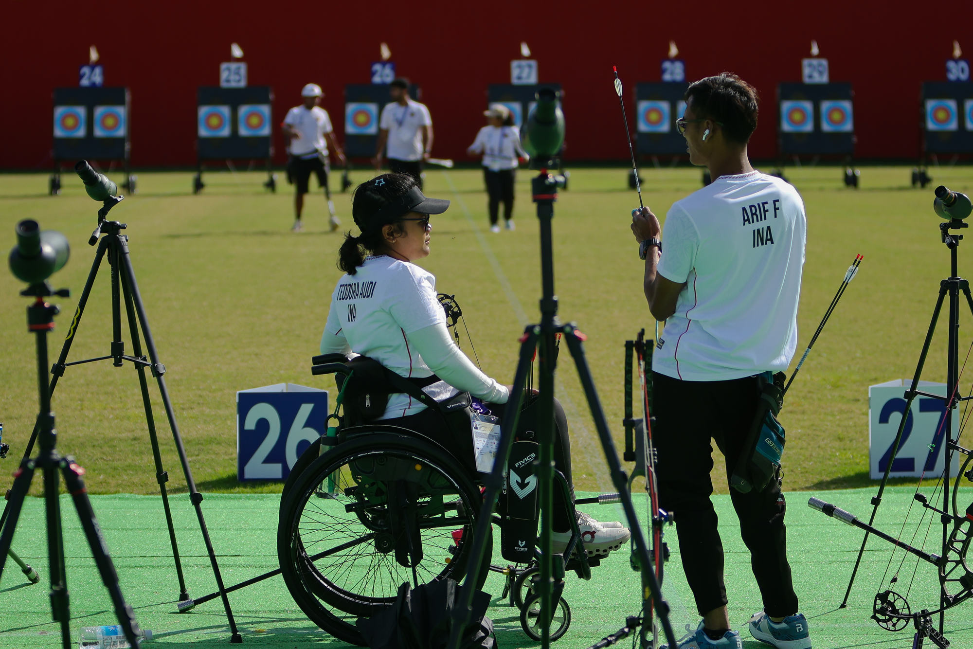 Atlet para panahan Indonesia Teodora Audi Ayudia Ferelly Essant (kiri) dan Arif Firmansyah (kanan) berkoordinasi disela-sela mengikuti latihan resmi Asian Para Games 2026 di Okazaki Chuo Sogo Park, Jepang, Kamis (15/10/2026). Tim Indonesia membidik dua tiket final dari sembilan nomor yang diikuti. NPC INDONESIA/Dwi Prasetya.