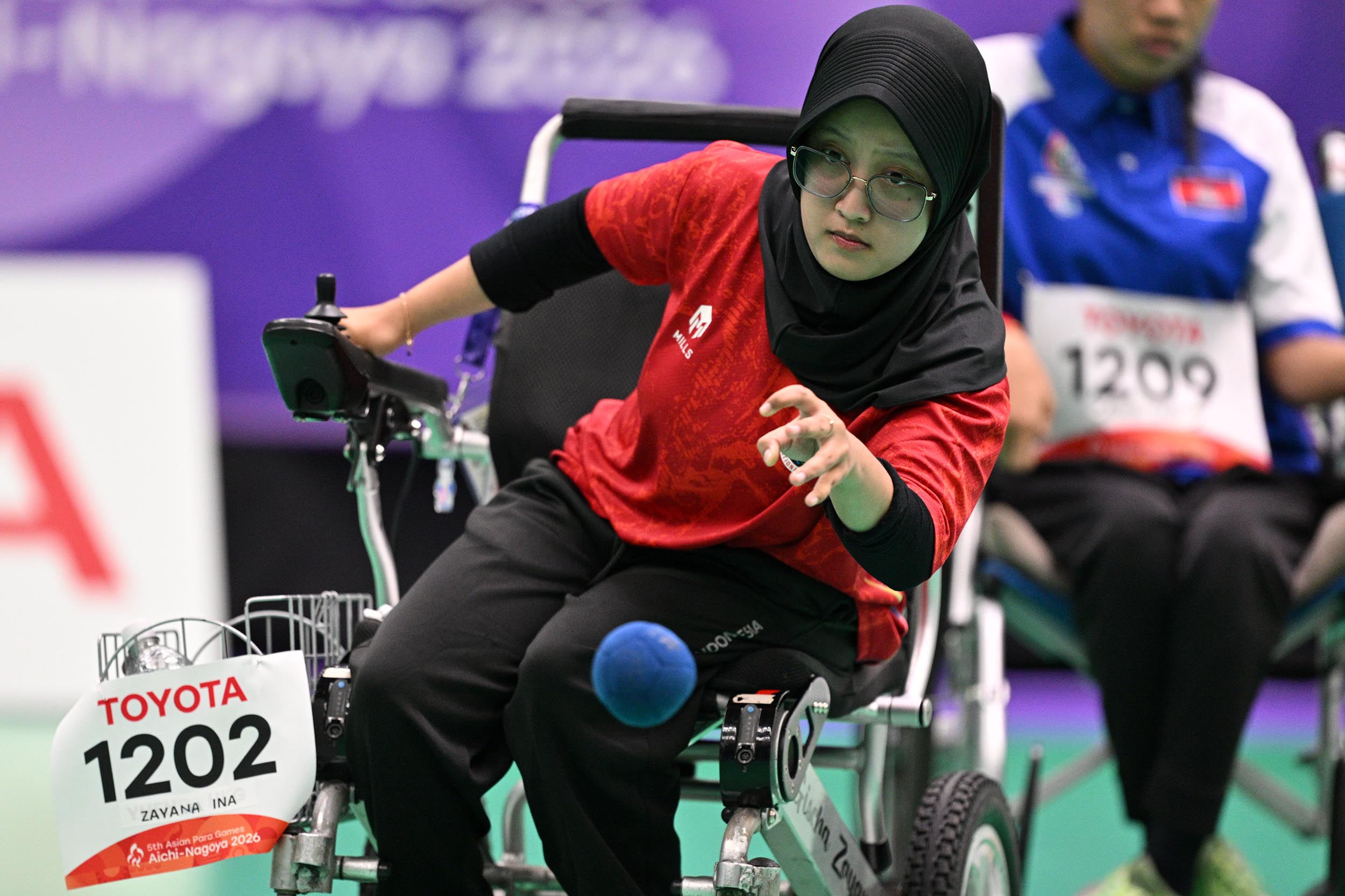 Atlet boccia Indonesia Gischa Zayana bersiap melempar bola dalam pertandingan fase grup individual BC2 putri Asian Para Games 2026 di Nagoya City General Gymnasium, Nagoya, Jepang, Sabtu (17/10/2026). Gischa berhasil menang atas wakil Kamboja Sorn Sas  dengan skor 7-2. NPC INDONESIA/Agung Wahyudi