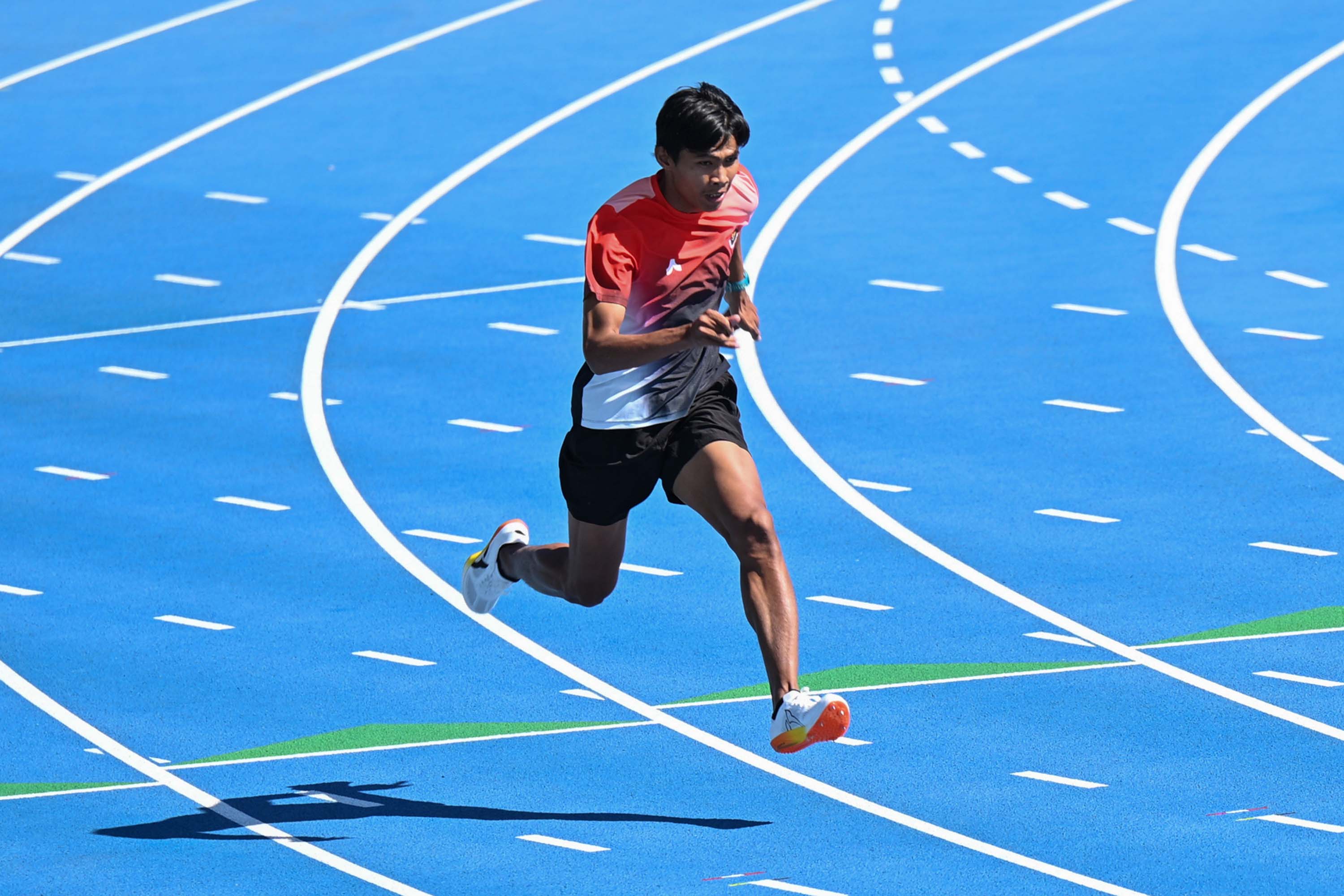 Pelari Indonesia Saptoyogo Purnomo memacu kecepatan saat sesi latihan resmi  para atletik Asian Para Games 2026 di Mihama Sports Park Athletic Field, Aichi, Jepang, Kamis (15/10/2026). Para atletik Indonesia mengirimkan 25 atlet untuk bertanding di event yang berlangsung 18-24 Oktober 2026 dengan target 2 medali emas. NPC INDONESIA/Agung Wahyudi