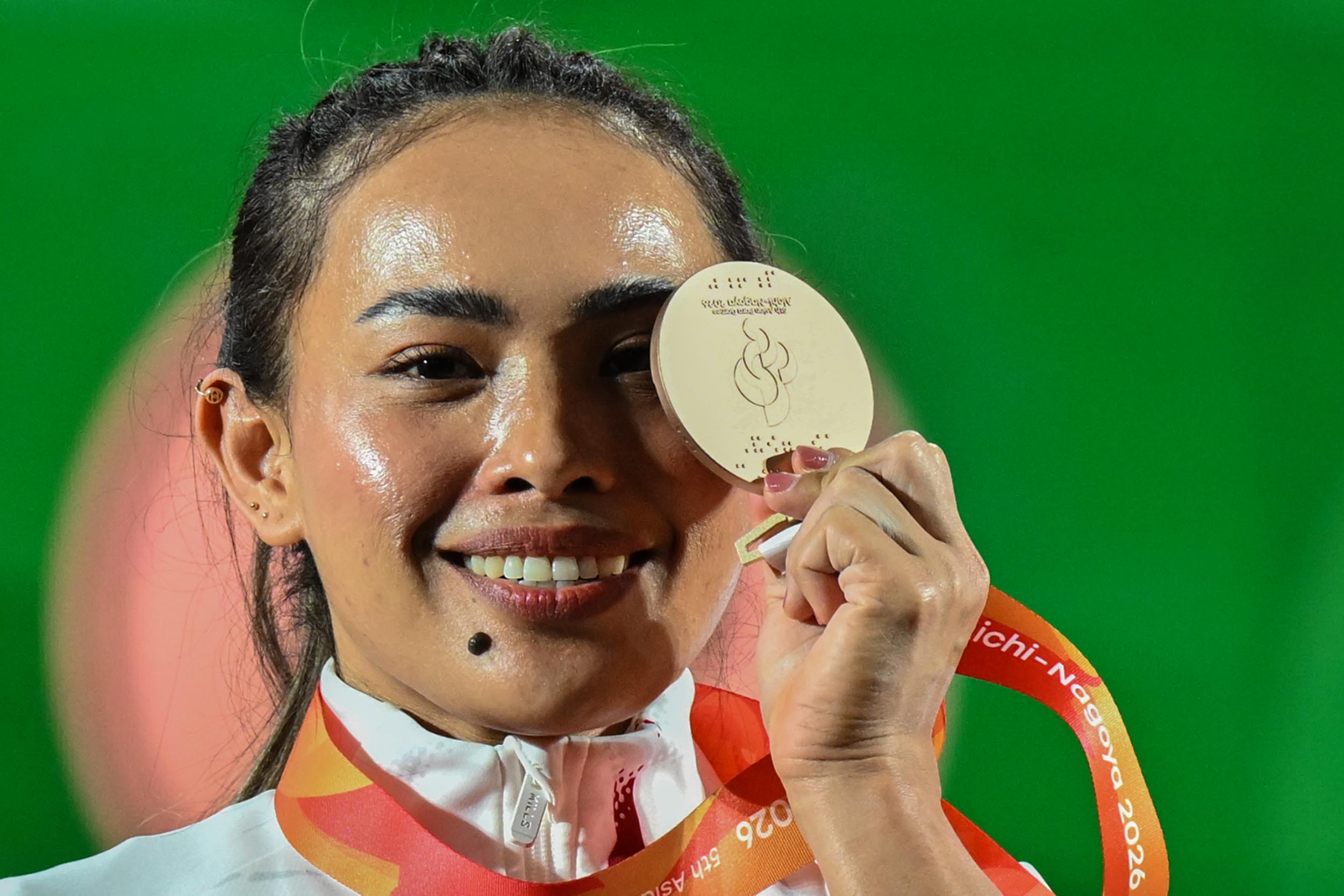 Lifter Indonesia Ni Nengah Widiasih berpose bersama medali perunggu yang diraihnya dalam pertandingan para angkat berat nomor 41 kg putri Asian Para Games 2026 di Nagoya City Trade & Industry Center, Nagoya, Jepang, Senin (19/10/2026). Widi berhasil meraih medali perunggu dengan angkatan terbaik 97 kg sekaligus menjadi medali pertama untuk kontingen Indonesia. NPC INDONESIA/Agung Wahyudi