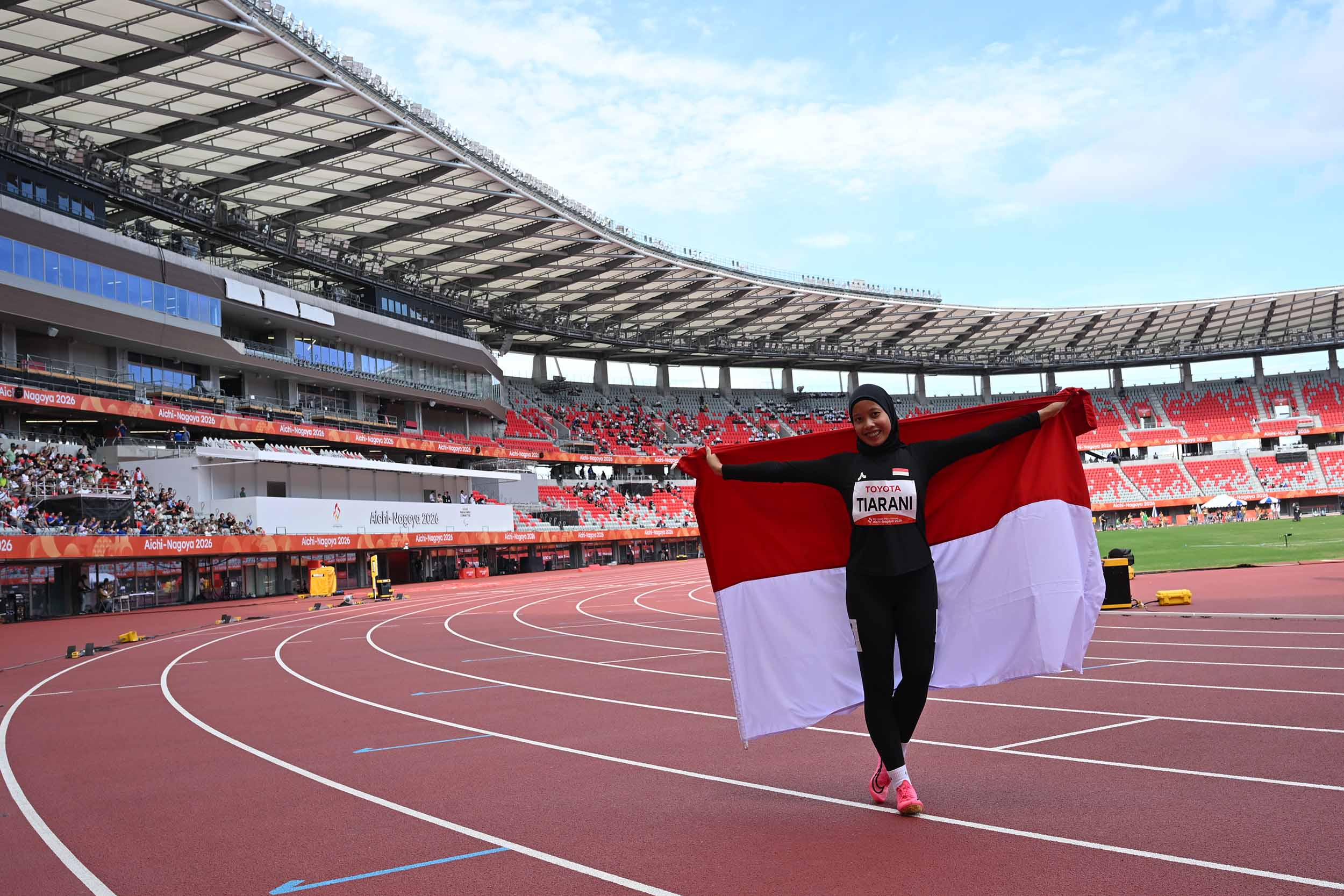 Pelari Indonesia Karisma Evi Tiarani memacu kecepatan dalam pertandingan para atletik nomor 100 meter T63 putri Asian Para Games 2026 di Nagoya City Mizuho Park Athletic Stadium, Nagoya, Jepang, Rabu (21/10/2026).  Evi berhasil meraih medali emas dengan catatan waktu 11,59 detik. NPC INDONESIA/Agung Wahyudi
